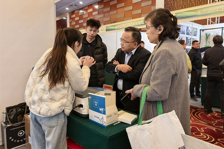 202510生兴防治参加北京双新展示会现场讲解.jpg