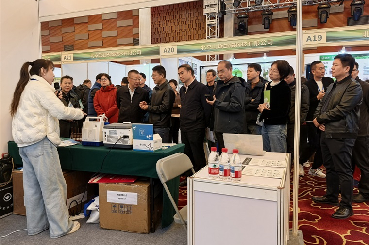 202510生兴防治参加北京双新展示会讲解松材线虫快速检测系统.jpg.jpg
