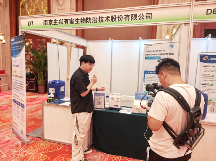 南京生兴农林技术人员现场讲解新产品